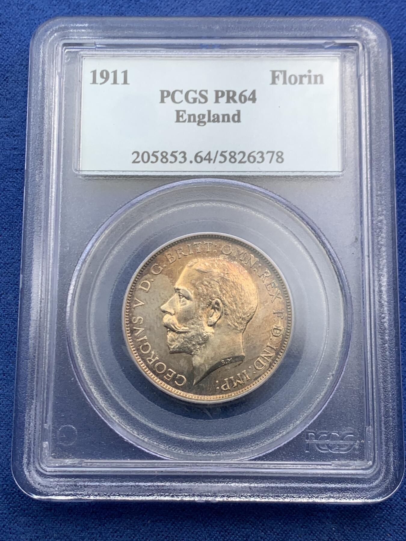 《竞宝斋》第466场 周日，周一 2场连拍 （全场包邮）欢迎送拍 PCGS PR64 英国1911乔五精制弗罗林银币，铸量6000枚。人像深峻，镜面感超强，金彩包浆，状态极佳的一颗。pc早期小白盒严评，换盒有机会加分。盒子支撑有磕