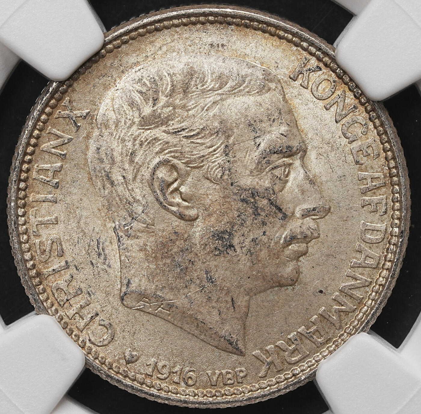 修遠堂世界钱币第106期，请看参拍说明 NGC MS63 1916年丹麦海豚1克朗银币