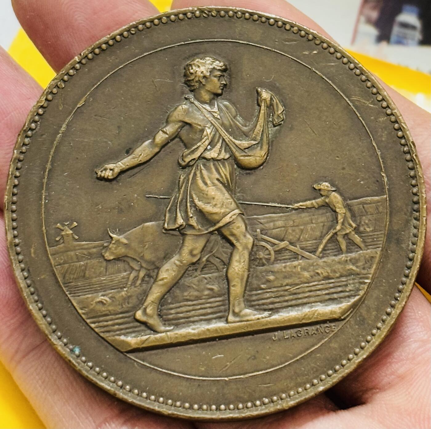 文馨钱币收藏第 295 场，（元宵场）各种银币散币纪念章，长期接代拍业务 约 1880-1900 年法国第三共和国时期硫酸铵公司大型纪念章，历史背景化学农业革命，科学种田，由法国著名雕刻师朱尓拉格朗日，他的作品收藏价格比较高，播种者形象源自于希腊罗马艺术，赋予农业劳动崇高感，细节看图