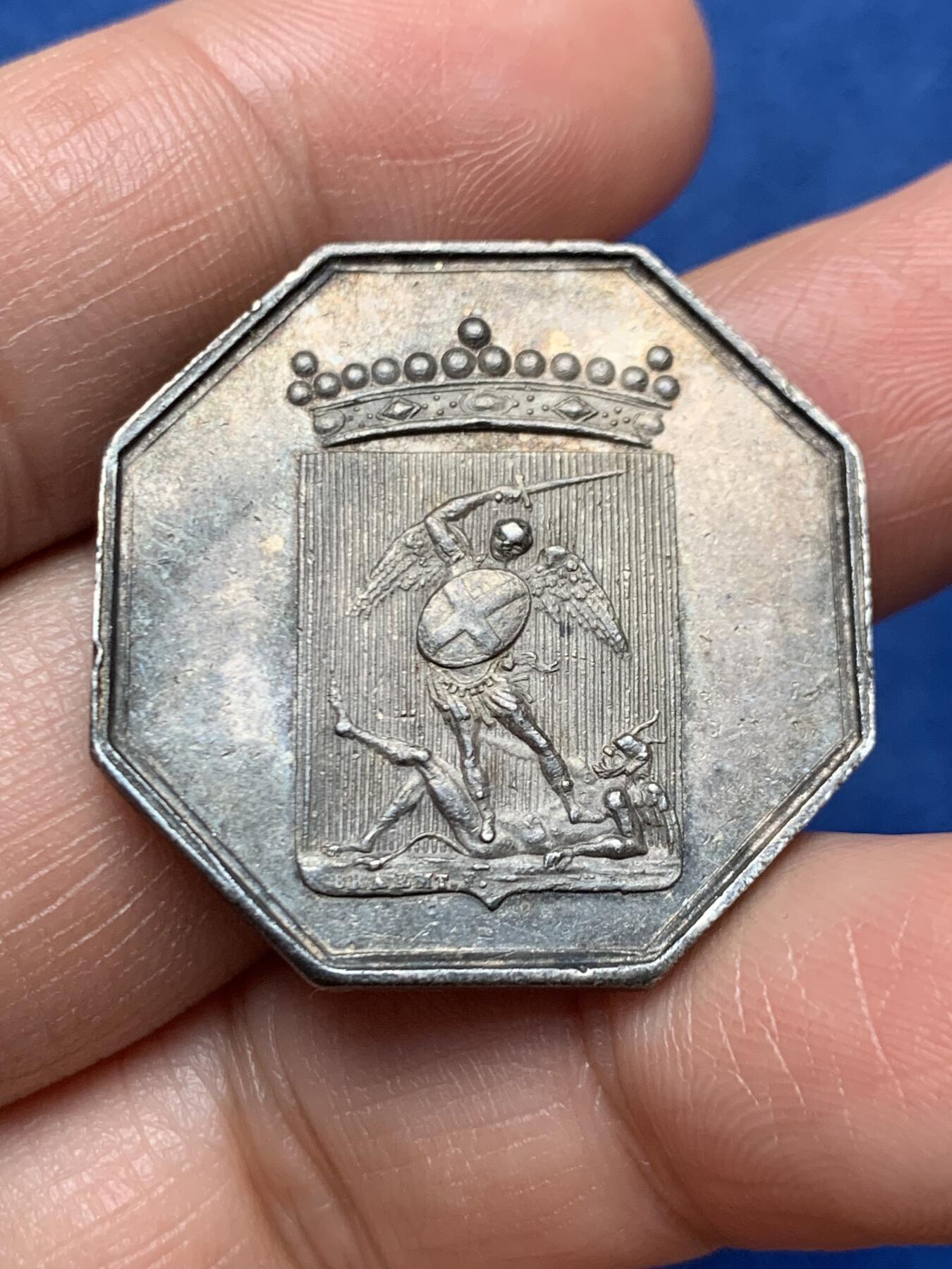 《竞宝斋》第466场 周日，周一 2场连拍 （全场包邮）欢迎送拍 八角代币 大天使圣米迦勒屠魔，早期原铸无边铭，材质 950银，重量11.8g，尺寸31mm