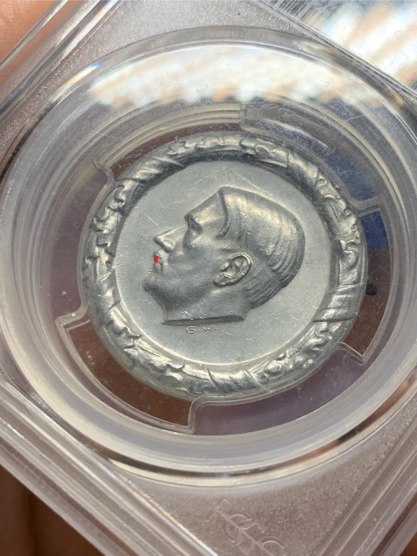 《竞宝斋》第466场 周日，周一 2场连拍 （全场包邮）欢迎送拍 PCGS SP62 德国帝国1936年美术落榜生铝制胸章（加厚盒子封装），章牌目录编号C-216。