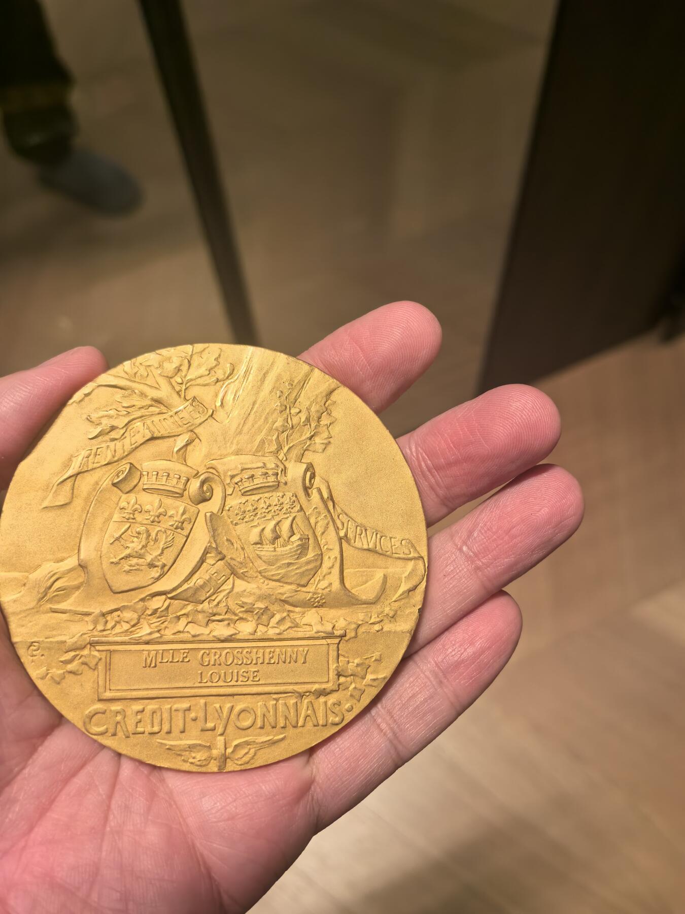 欧洲铜章和回流杂项第一场 欧洲铜章 铜章深度解析：里昂信贷银行创始人亨利·热尔曼纪念铜章 这枚铜章是为了纪念法国里昂信贷银行（Crédit Lyonnais）的创始人 亨利·热尔曼（Henri Germain） 而创作的，由著名雕刻家 夏尔·皮列（Charles Pillet） 于1910年完成