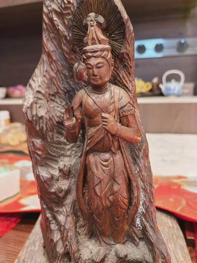 欧洲银章、铜章，大优惠起拍价都是银价计算 木雕摆件，手臂出有断裂，502胶水粘着，谨慎出价谢谢了