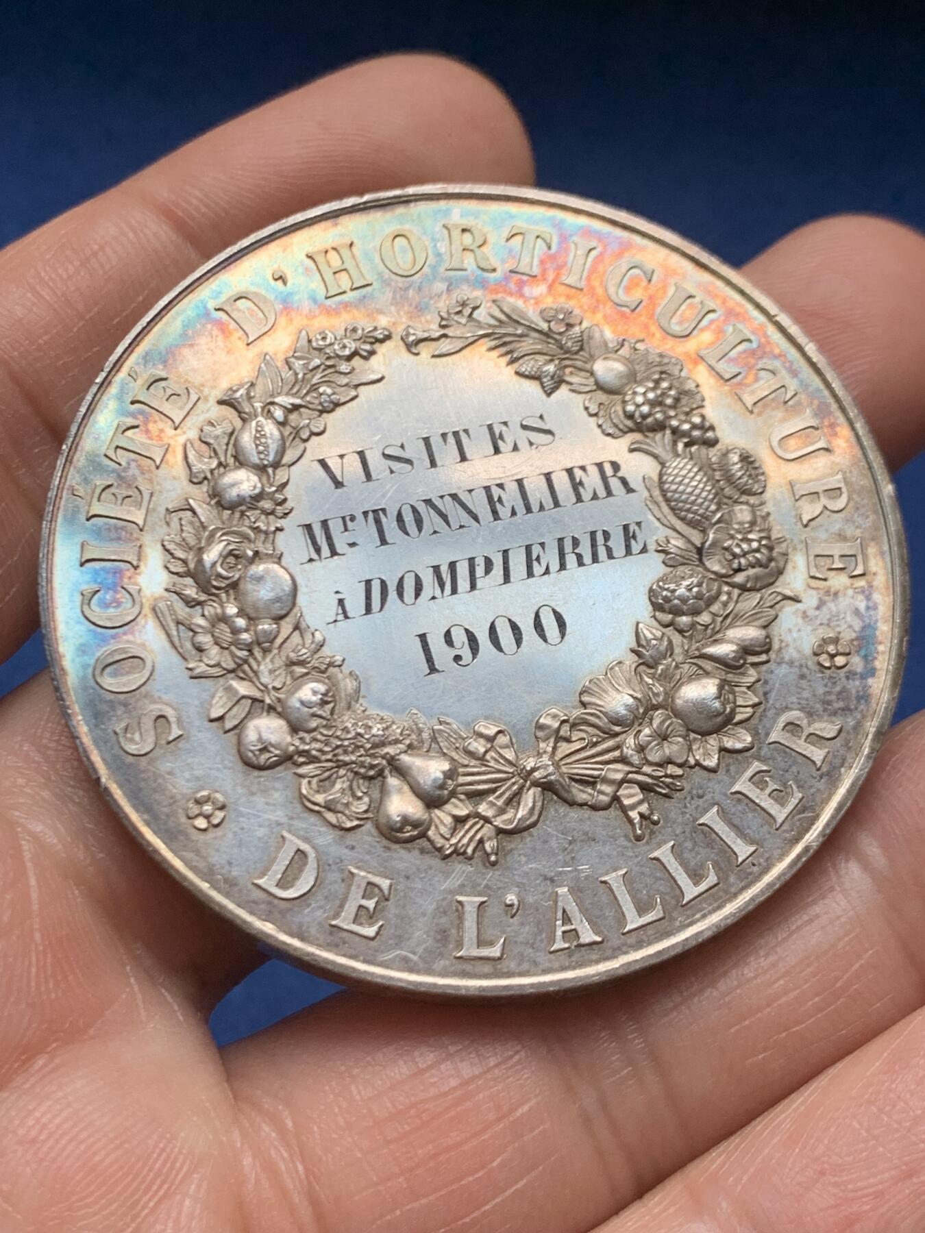 《竞宝斋》第466场 周日，周一 2场连拍 （全场包邮）欢迎送拍 法国阿列省园艺协会大银章 菱形野猪头银标 63.4克 50.3mm