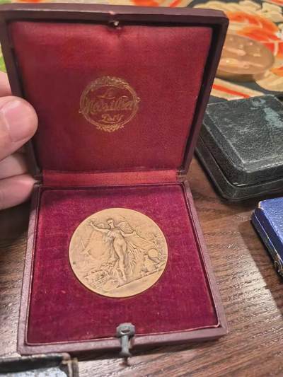 欧洲铜章和回流杂项第一场 - 法国“AV MERITE”戛纳博览会铜质奖章 这是一枚为1900年左右在法国戛纳举办的欧洲博览会（Exposition Européenne de Cannes）而颁发的铜质功绩奖章，由著名雕刻师Oscar Roty（奥斯卡·罗蒂）设计。