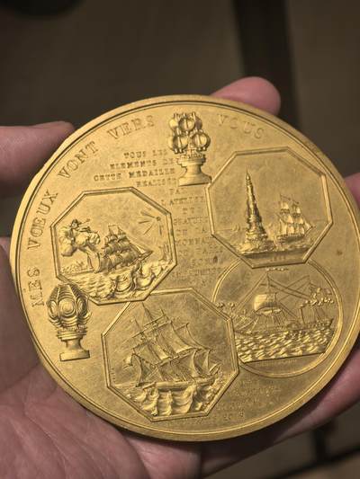 欧洲铜章和回流杂项第一场 - 铜章深度解析：巴黎造币厂叠币章（海陆空交通主题） 这枚铜章是法国新艺术运动时期的经典作品，由巴黎造币厂（Monnaie de Paris）发行，以其独特的“叠币”设计和对人类交通发展的描绘而闻名