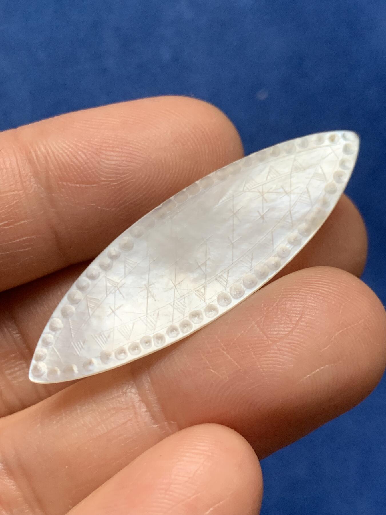 《竞宝斋》第466场 周日，周一 2场连拍 （全场包邮）欢迎送拍 四枚一组 英国一线回流清螺钿贝母筹码，菱形或椭圆形，手工精雕，图款皆不同，莹光宝气。