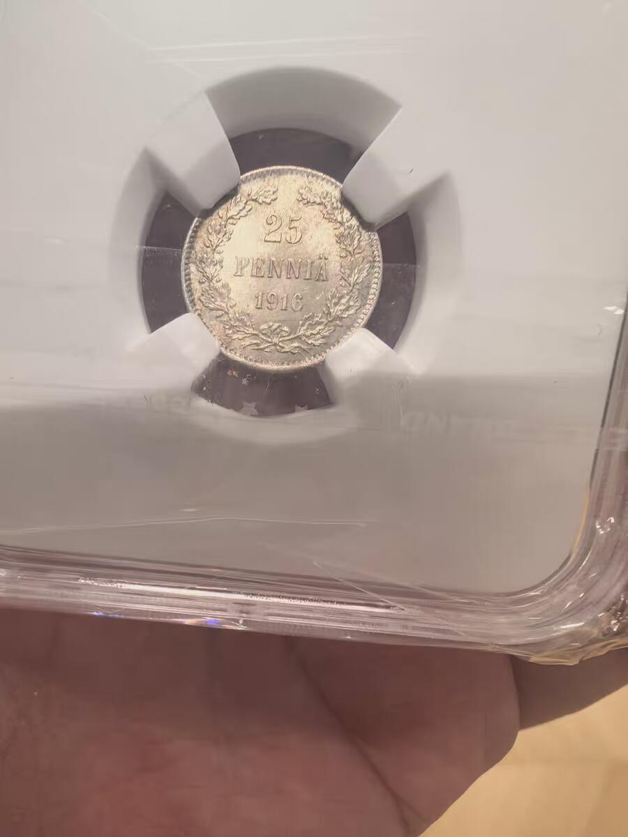 欧洲铜章和回流杂项第一场 25芬尼1916年银币  1916年芬兰（俄治时期）25盆尼银币 市场价值参考 这枚币是芬兰作为俄罗斯帝国大公国时期的流通银币，1917年芬兰独立后，带有双头鹰国徽的此类银币被大量回收重铸 直径约25mm，银质，适合收藏