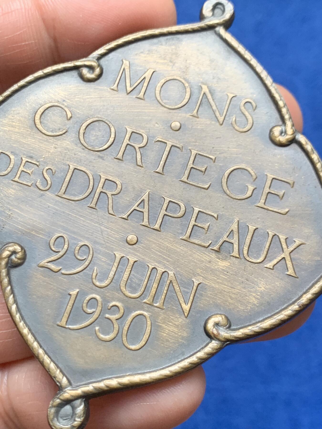 《竞宝斋》第466场 周日，周一 2场连拍 （全场包邮）欢迎送拍 1930年比利时蒙斯市旗游行纪念铜章 异形 重约87.7克 57.3mm