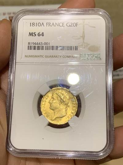《竞宝斋》第466场 周日，周一 2场连拍 （全场包邮）欢迎送拍 - NGC MS64 法国1810年拿破仑一世20法郎金币，900金，6.45克，精品收藏级，拿皇金币作为流通金币好品难得，1810为较少的发行年份，达到这个状态的更是佼佼者，一直是国内外的热门品种且持续上涨。正反面图案清晰，压力足，实物金光灿灿，满转光，一级品相，收藏观赏性很好。
