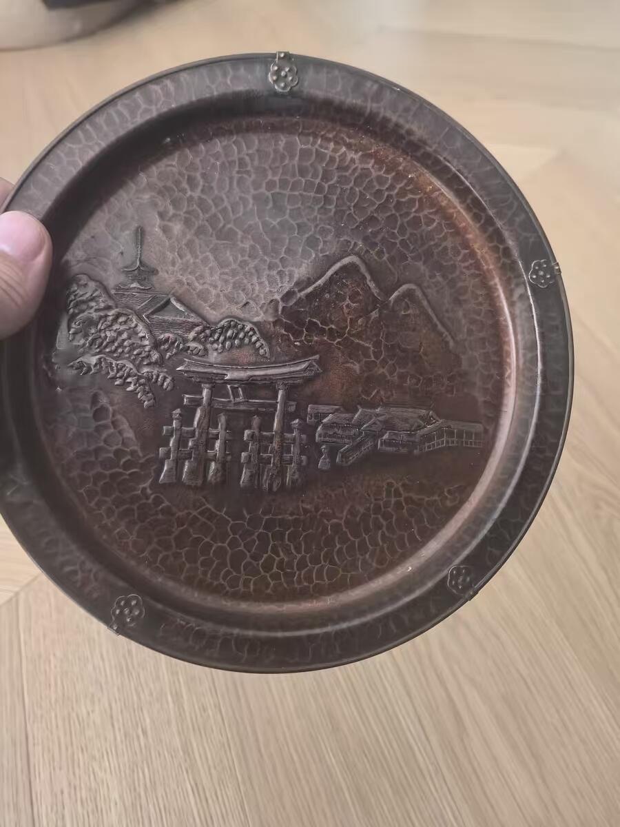 欧洲铜章和回流杂项第一场 日本回流 久芳堂铜虫赏盘 直径约20cm左右，带原木盒 纯手工锤目纹，鲤鱼跃龙门浮雕