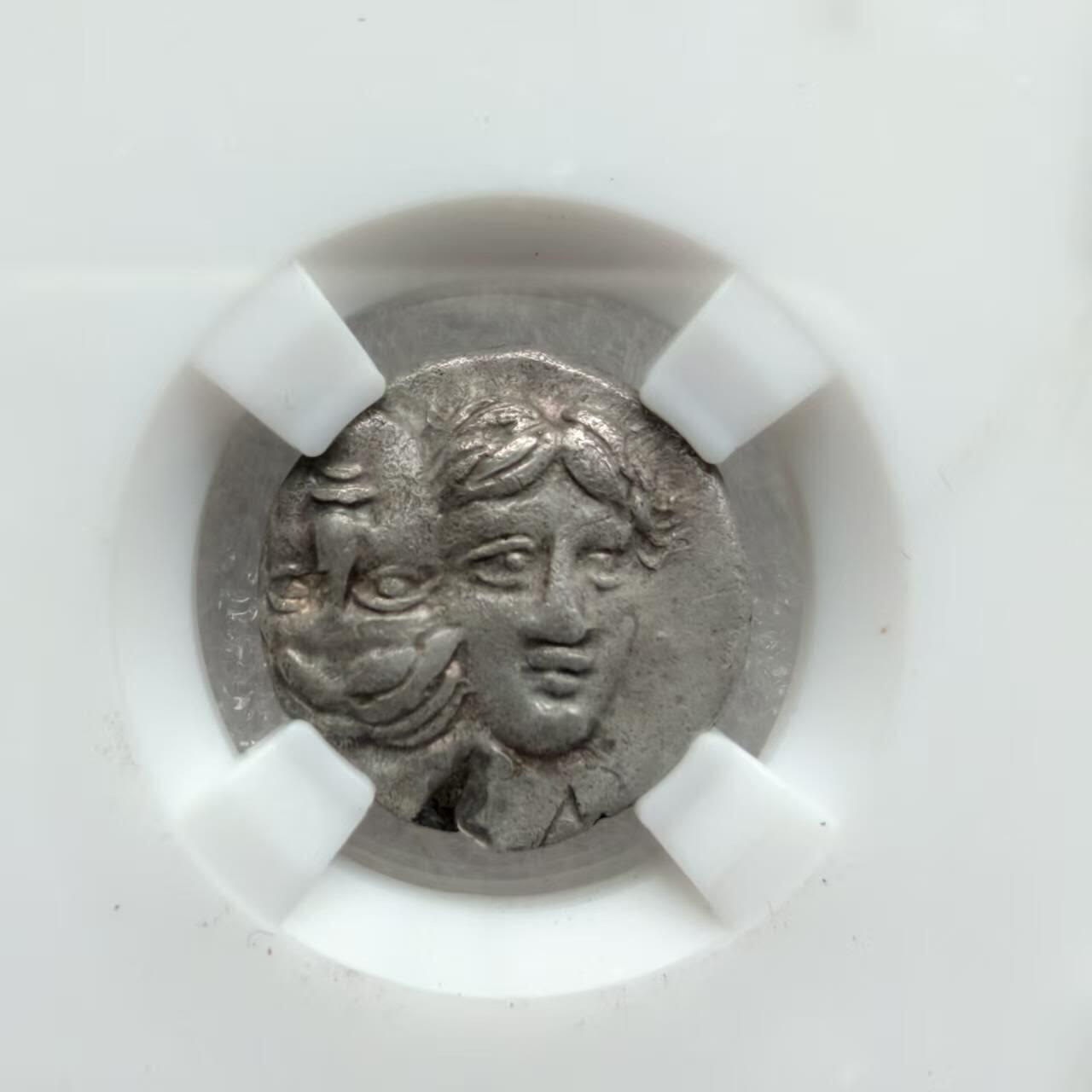 瓶子🏺第231期拍卖会 古希腊伊斯特罗斯城邦双子座男孩银币，公元前5世纪晚期-4世纪早期发行 正面：一正一倒两男孩头像 背面：鹰站在海豚上。 一正一倒的人像钱币学家们有着不同的解读： 一是代表狄俄斯库里兄弟、一是代表多瑙河的两个支流、一是代表日出与日落 