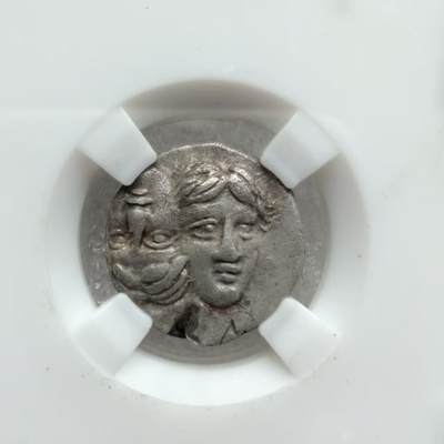 瓶子🏺第231期拍卖会 - 古希腊伊斯特罗斯城邦双子座男孩银币，公元前5世纪晚期-4世纪早期发行 正面：一正一倒两男孩头像 背面：鹰站在海豚上。 一正一倒的人像钱币学家们有着不同的解读： 一是代表狄俄斯库里兄弟、一是代表多瑙河的两个支流、一是代表日出与日落 