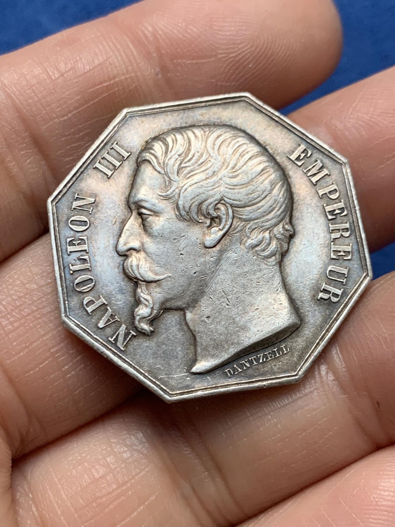 《竞宝斋》第466场 周日，周一 2场连拍 （全场包邮）欢迎送拍 法国帝国之鹰盾徽 法国拿破仑三世银质八角代币，少见品种 。手指边铭，该八角为法国官方机构所铸造的纪念章，用于彰显皇帝权威及国家重要部门的荣誉。铭文显示其与“法国御玺官”，正面刻有拿破仑三世的左侧肖像，周围铭文为 “NAPOLÉON III EMPEREUR”，直径：30.8mm，重量：15.12g