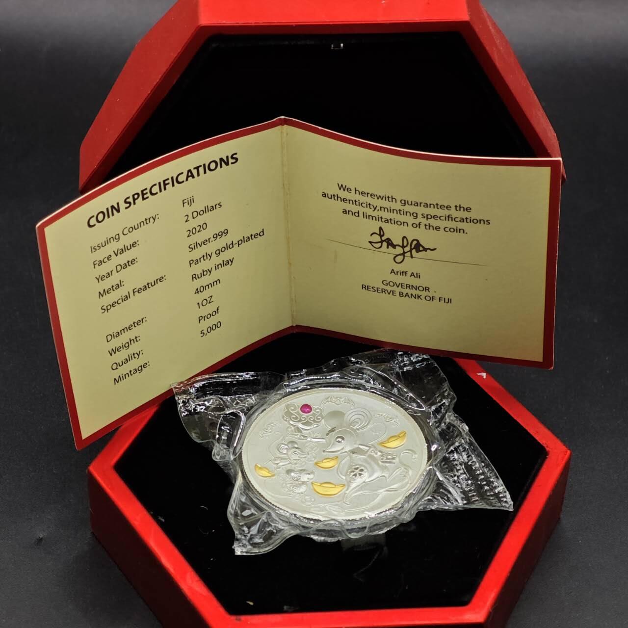 【淘币小摊】实时拍第八百七十三拍   银币套币场    每周一统一发货 斐济2020年2元部分镀金镶红宝石精制银币 鼠你有钱 1盎司999银 发行量：5000 盒证全