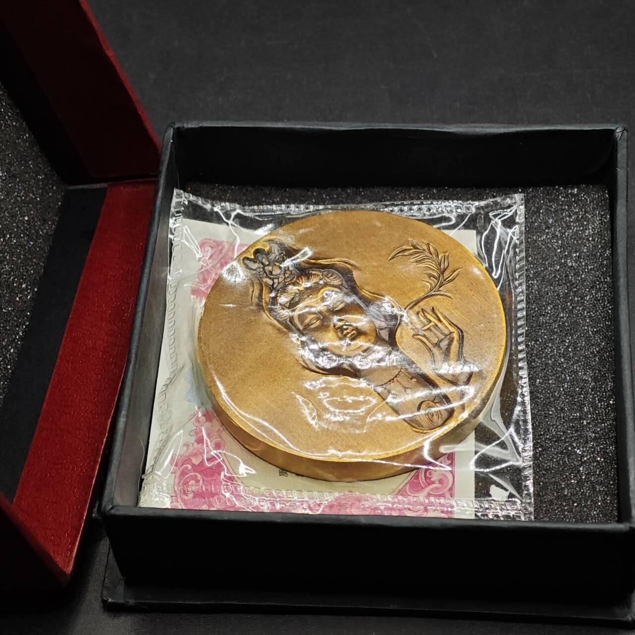 【淘币小摊】实时拍第八百七十三拍   银币套币场    每周一统一发货 中国黄铜纪念章 三十三式观音系列之杨柳观音 直径58mm 上海造币公司制 发行量：6万 带证