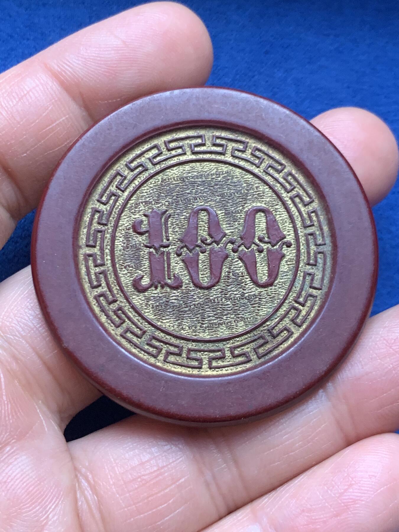 《竞宝斋》第466场 周日，周一 2场连拍 （全场包邮）欢迎送拍 民国老上海胶木筹码 100圆 花体数字风格 底板描金 沪上状态极好的老物件不容易