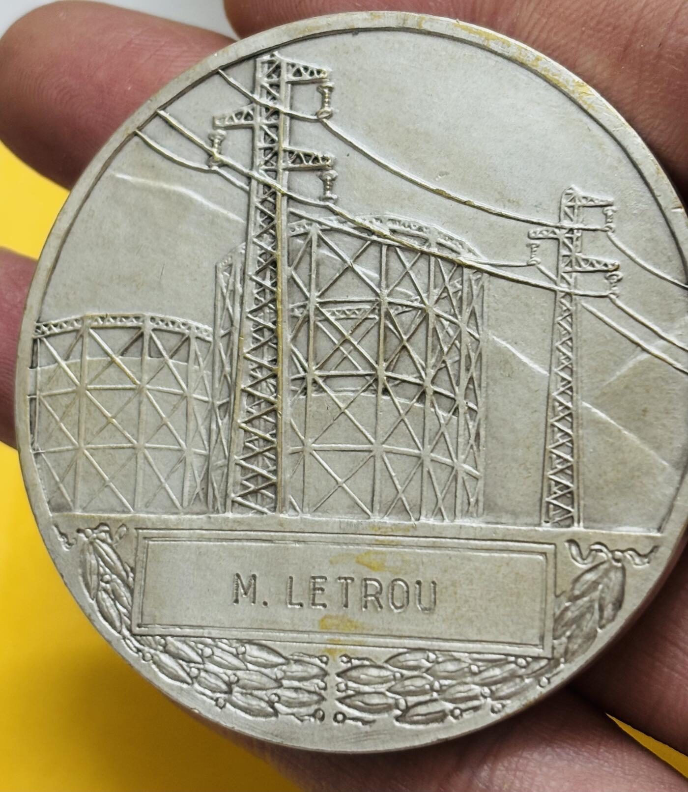 文馨钱币收藏第 295 场，（元宵场）各种银币散币纪念章，长期接代拍业务 法国电力燃气公司大型纪念章，正面是神话人物普罗米修斯跪地献火场景，背面是高压输电塔与电网架构，由比利时著名雕刻师亨利德罗普西雕刻签名，细节看图