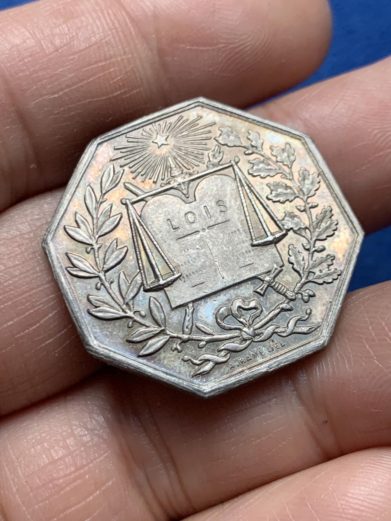 《竞宝斋》第466场 周日，周一 2场连拍 （全场包邮）欢迎送拍 法国公证处八角银质代币，直径：29.5mm，重量：11.15g，丰饶角银标。