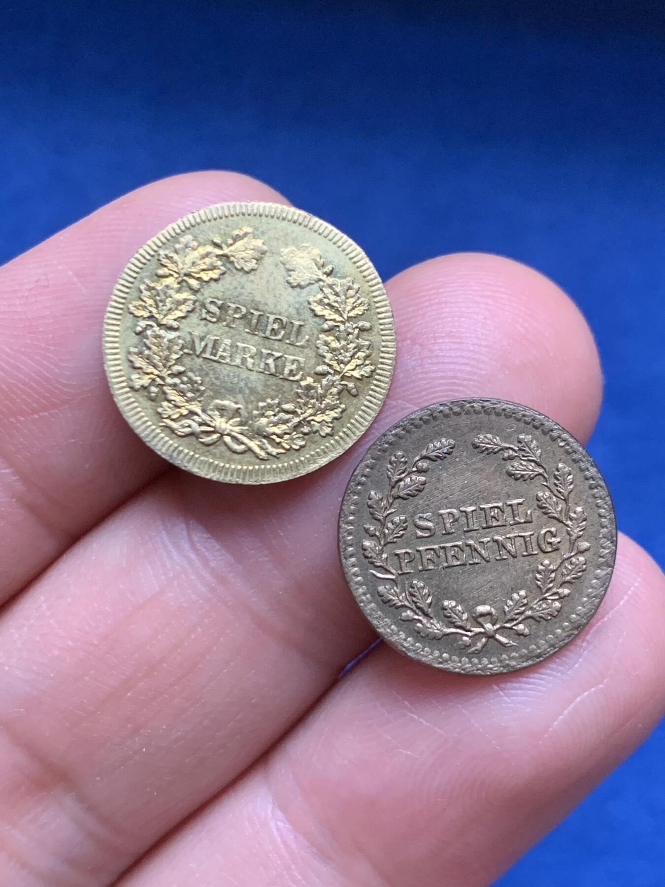 《竞宝斋》第466场 周日，周一 2场连拍 （全场包邮）欢迎送拍 两枚一组 维多利亚头像代用币 材质版本不明 细节见图 总重约1.95克