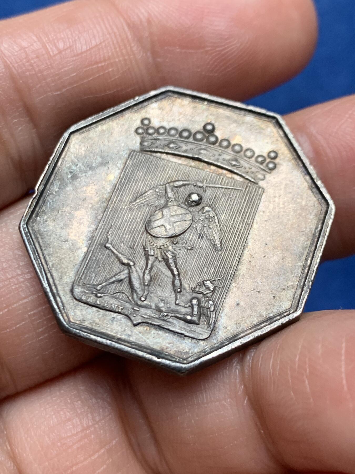 《竞宝斋》第466场 周日，周一 2场连拍 （全场包邮）欢迎送拍 八角代币 大天使圣米迦勒屠魔，早期原铸无边铭，材质 950银，重量11.8g，尺寸31mm