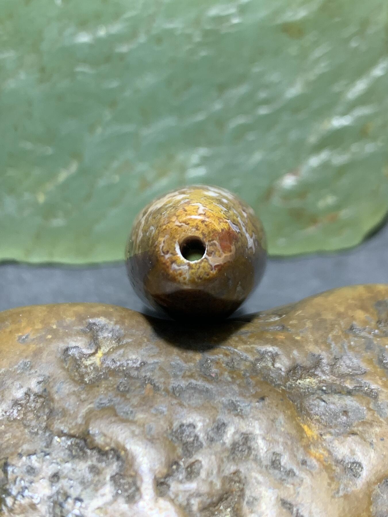 精美罕见冻料草花纹战国红玛瑙天珠形随形桶珠一个，