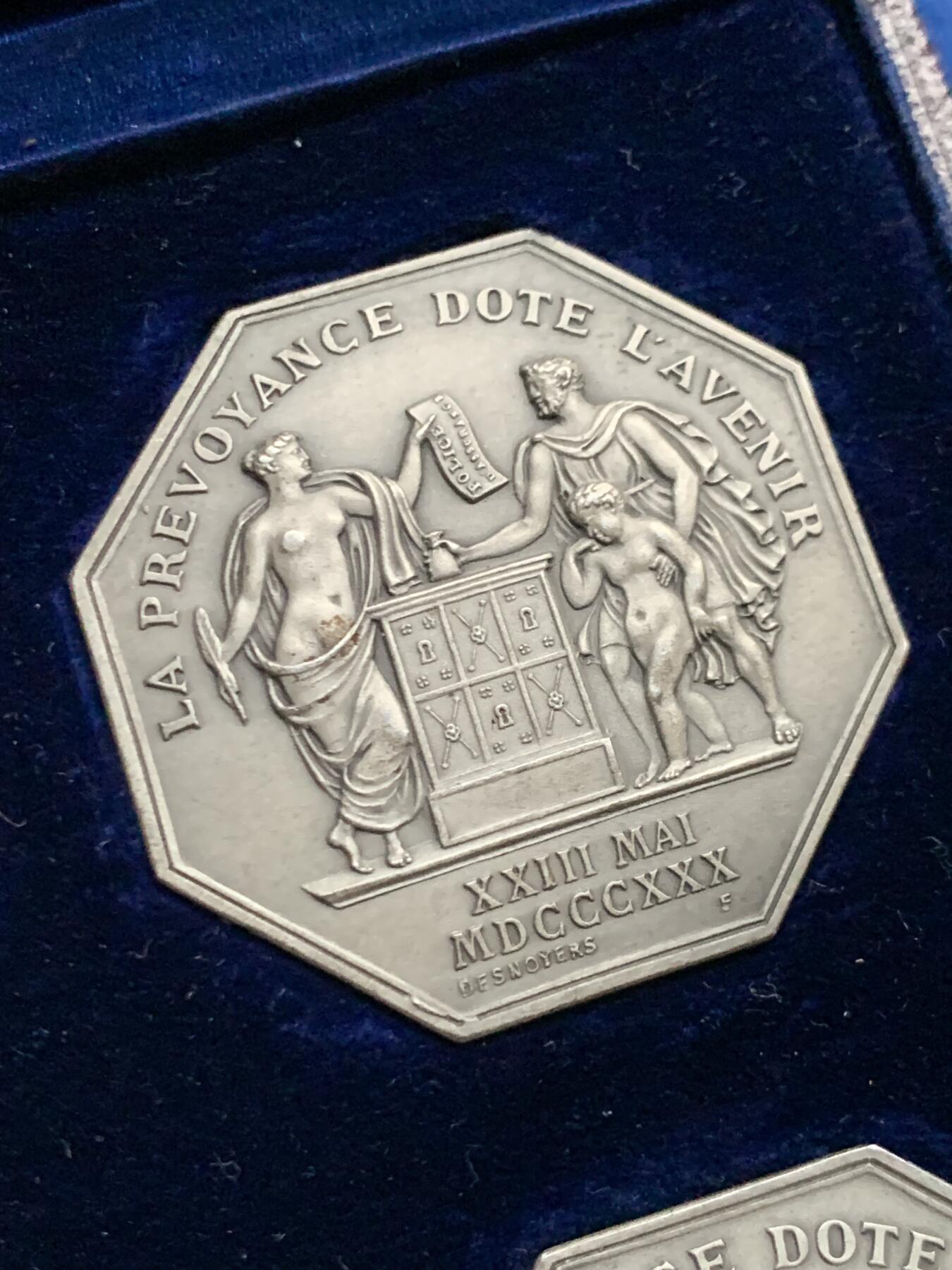 《竞宝斋》第466场 周日，周一 2场连拍 （全场包邮）欢迎送拍 法国人寿保险公司银质八角代币 4枚装 皮盒套装 出厂品相 皇家保险银质奖章 正面中央铭文