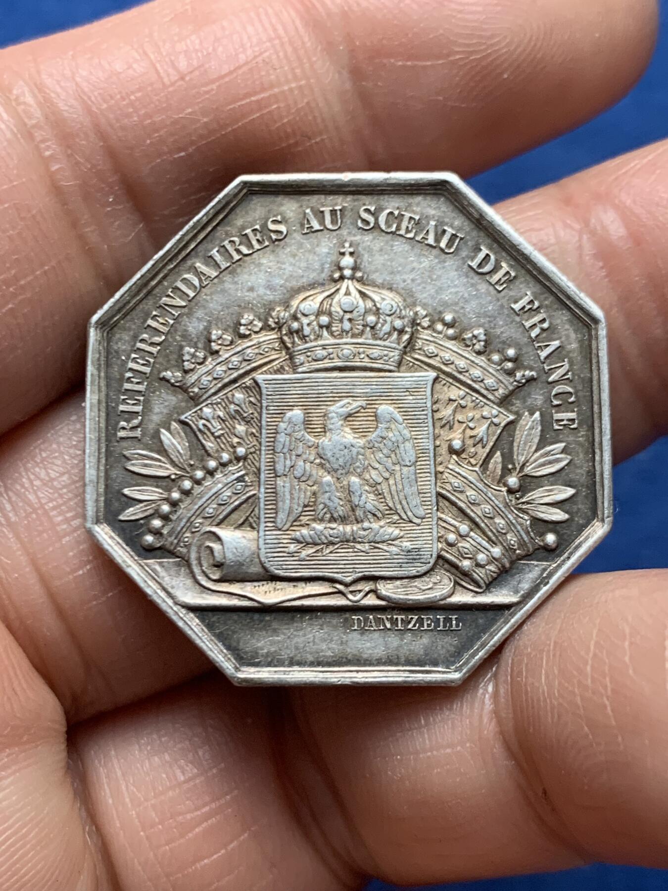 《竞宝斋》第466场 周日，周一 2场连拍 （全场包邮）欢迎送拍 法国帝国之鹰盾徽 法国拿破仑三世银质八角代币，少见品种 。手指边铭，该八角为法国官方机构所铸造的纪念章，用于彰显皇帝权威及国家重要部门的荣誉。铭文显示其与“法国御玺官”，正面刻有拿破仑三世的左侧肖像，周围铭文为 “NAPOLÉON III EMPEREUR”，直径：30.8mm，重量：15.12g