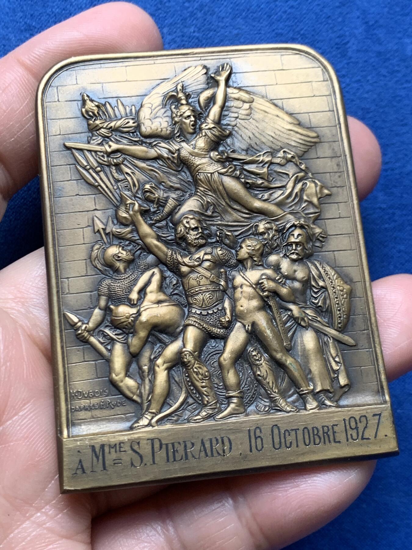 《竞宝斋》第466场 周日，周一 2场连拍 （全场包邮）欢迎送拍 法国凯旋门马赛曲双面浮雕大铜章 好品 重约111.4克 52*70.9mm 三角铜标