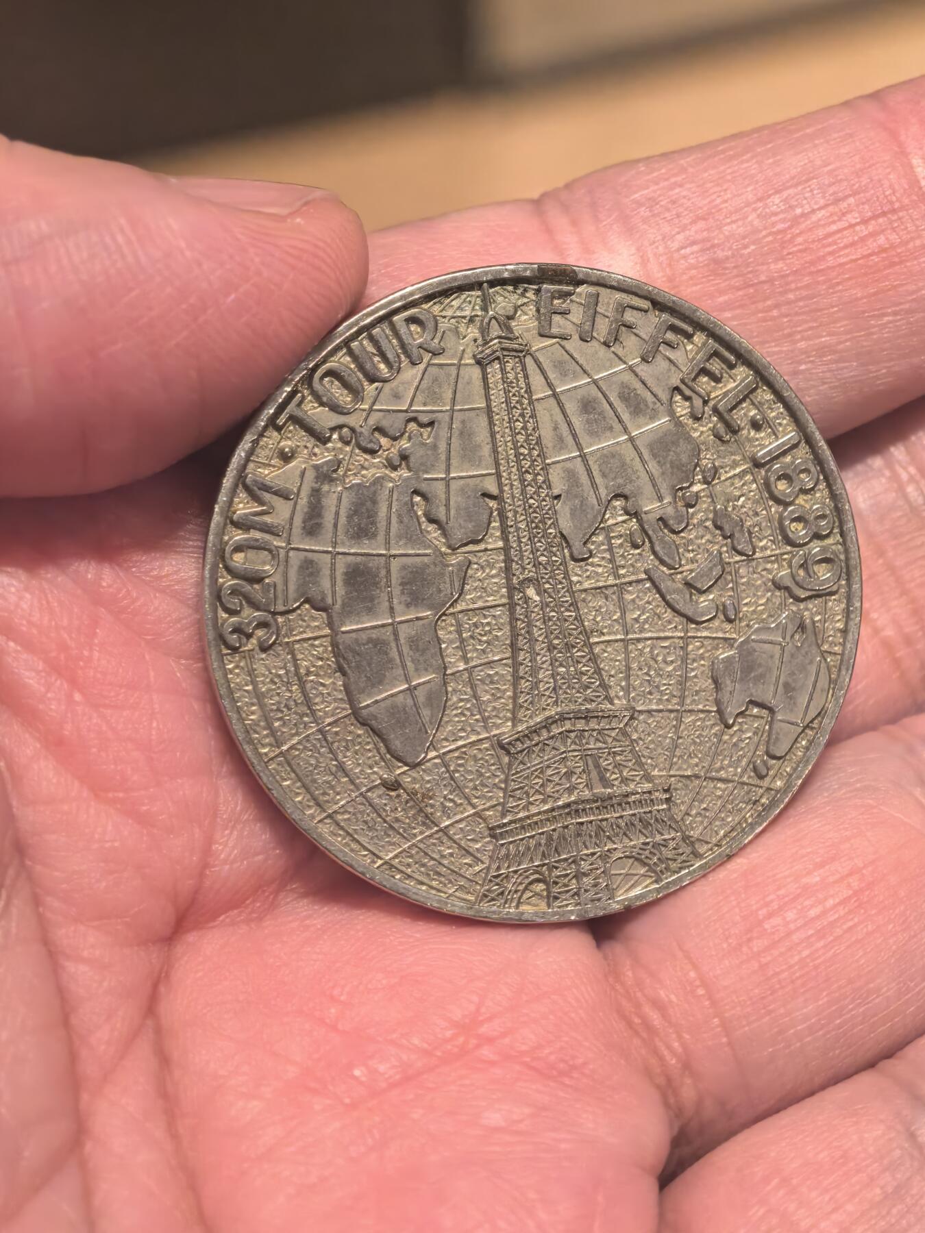 欧洲铜章和回流杂项第一场 欧洲铜章1889年巴黎埃菲尔铁塔落成纪念章，属于为纪念埃菲尔铁塔建成而发行的官方纪念