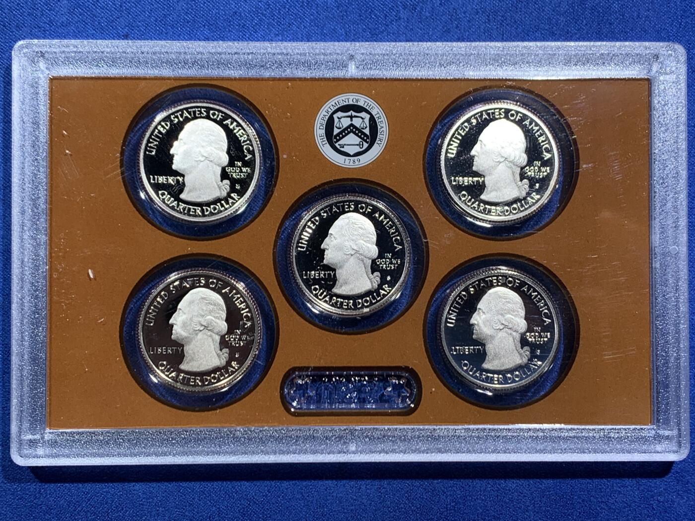 《竞宝斋》第466场 周日，周一 2场连拍 （全场包邮）欢迎送拍 美国2018年华盛顿头像25分五枚装精制币 带证书