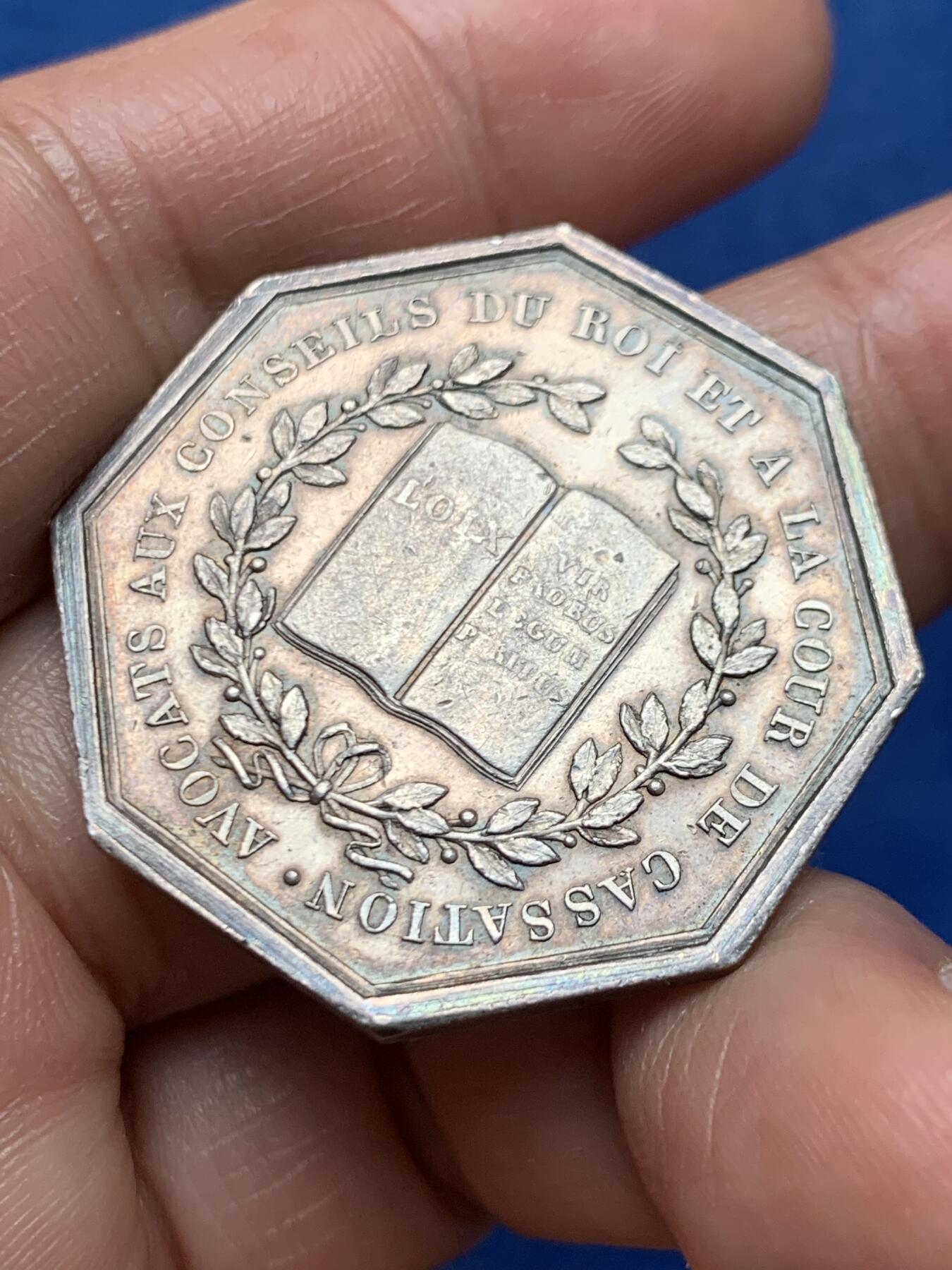 《竞宝斋》第466场 周日，周一 2场连拍 （全场包邮）欢迎送拍 法国路易十八最高法院银质代币，早期无边铭，边缘铭文为意为“法国和纳瓦拉国王路易十八”。背面则刻有拉丁语，意为“法律，为正直者和法律专家”以及法语，意为“国王议会和最高法院的律师”。直径：34mm，重：16.85g。