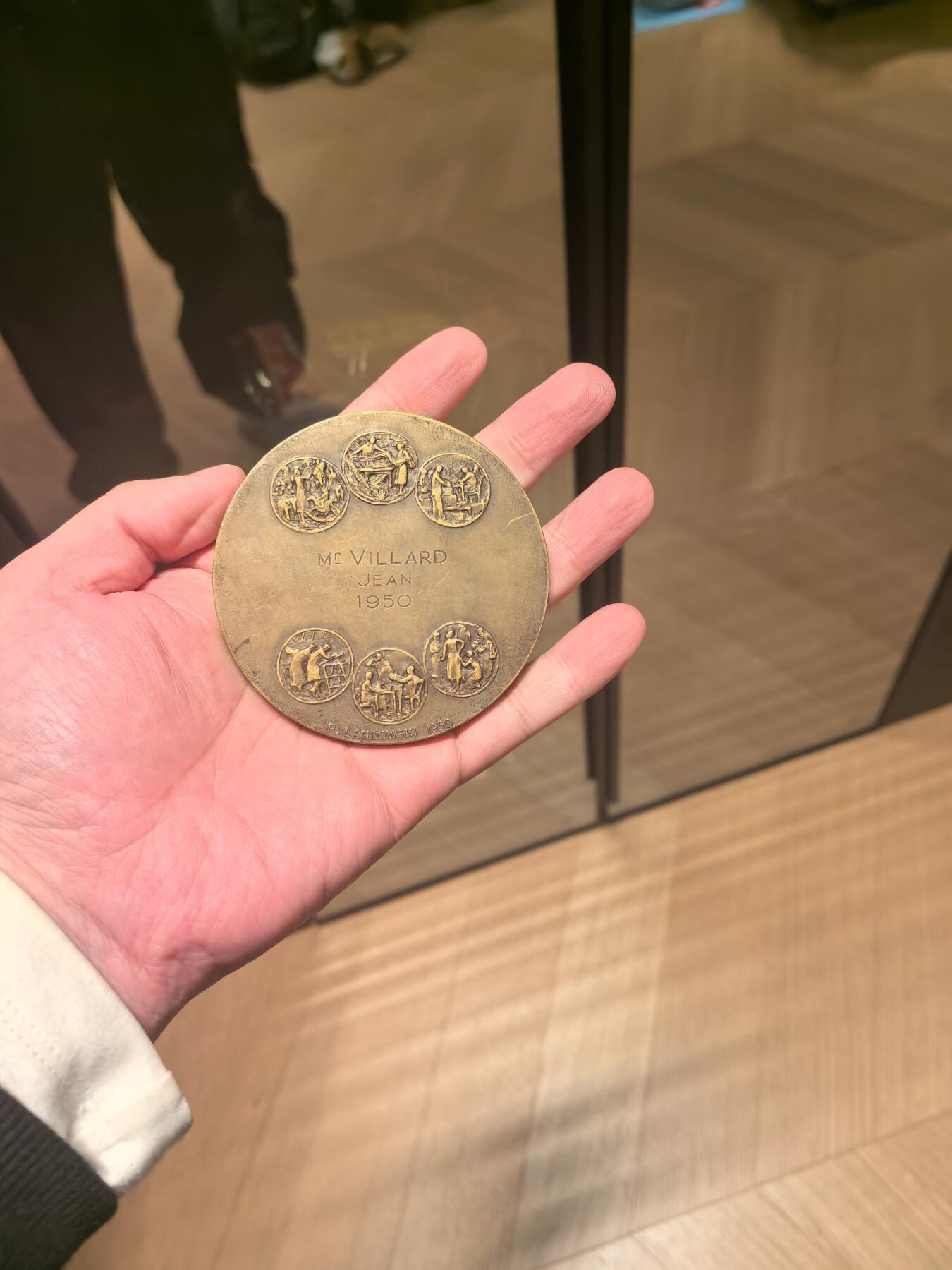 欧洲铜章和回流杂项第一场 欧洲铜章 铜章深度解析：法国全国多种商业企业联合会纪念章 这枚铜章是法国著名雕塑家 Paul Landowski（保罗·朗多夫斯基，1875-1961） 于1950年创作的作品，属于法国全国多种商业企业联合会