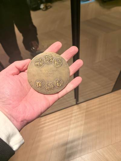 欧洲银章、铜章，大优惠起拍价都是银价计算 欧洲铜章 铜章深度解析：法国全国多种商业企业联合会纪念章245克这枚铜章是法国著名雕塑家 Paul Landowski（保罗·朗多夫斯基，1875-1961） 于1950年创作的作品，属于法国全国多种商业企业联合会