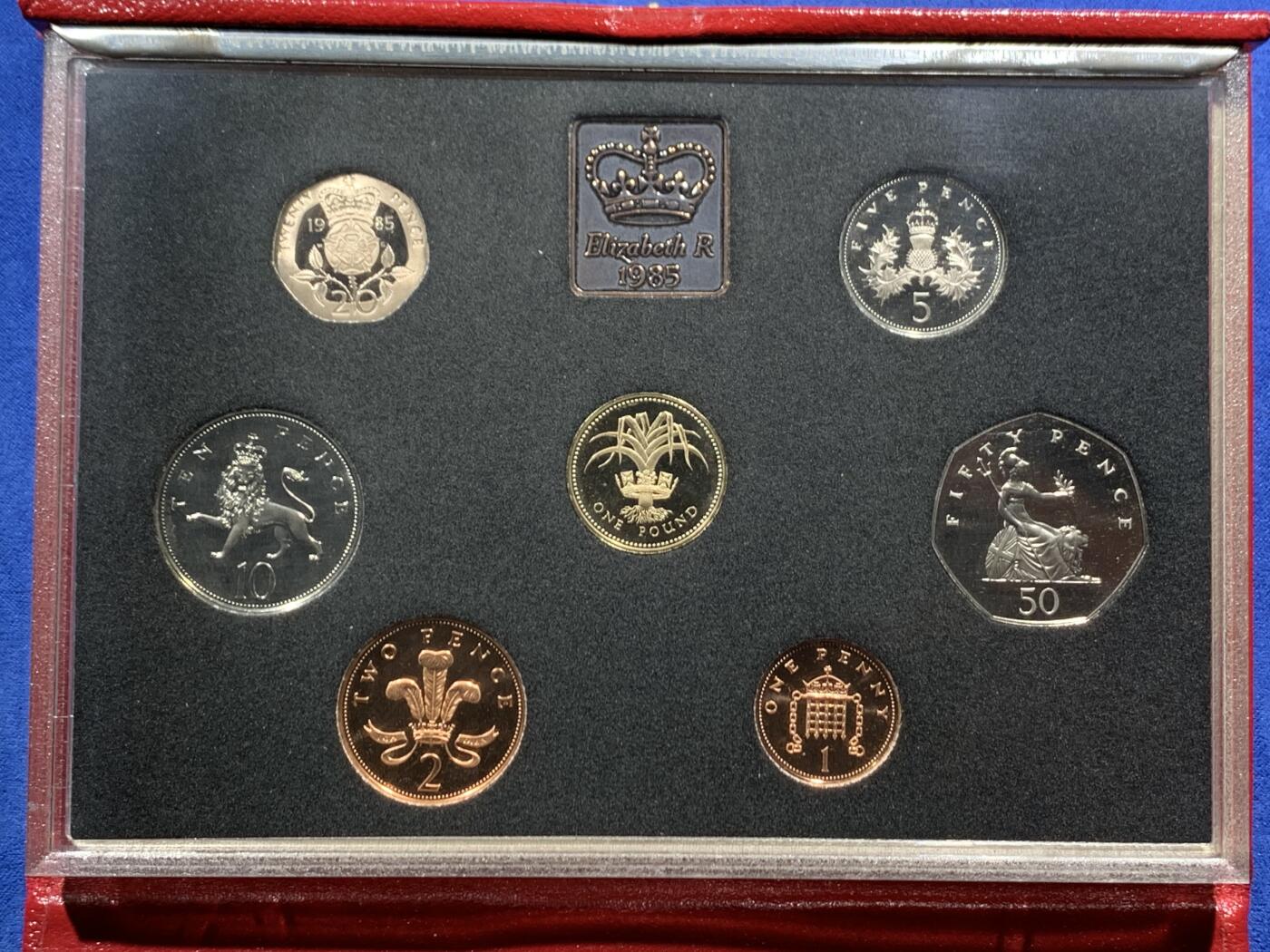 《竞宝斋》第466场 周日，周一 2场连拍 （全场包邮）欢迎送拍 英国1985年精制套币，带1枚1英镑威尔士韭葱精制纪念币，7枚币，品相精美，高档盒装