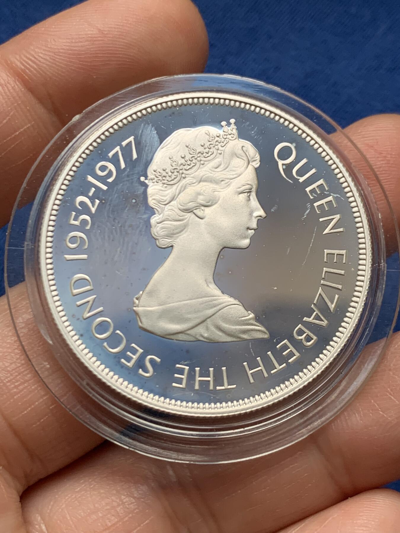 《竞宝斋》第466场 周日，周一 2场连拍 （全场包邮）欢迎送拍 英属福克兰群岛1977年伊丽莎白二世女王登基25周年银禧纪念50便士精制银币 925银 28.2克 铸造量25000枚