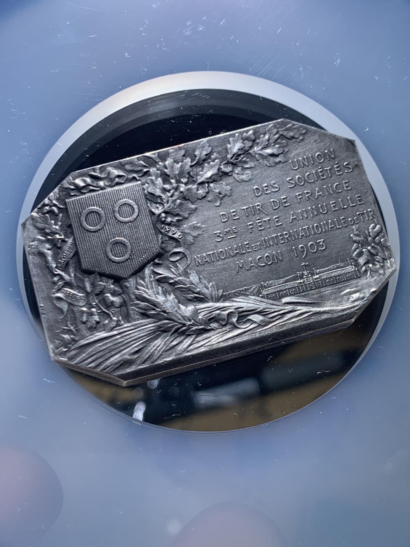 《竞宝斋》第466场 周日，周一 2场连拍 （全场包邮）欢迎送拍 NGC MS63 法国1903马孔射击节清凉银章 49*32mm 高分 首见品 加大盒