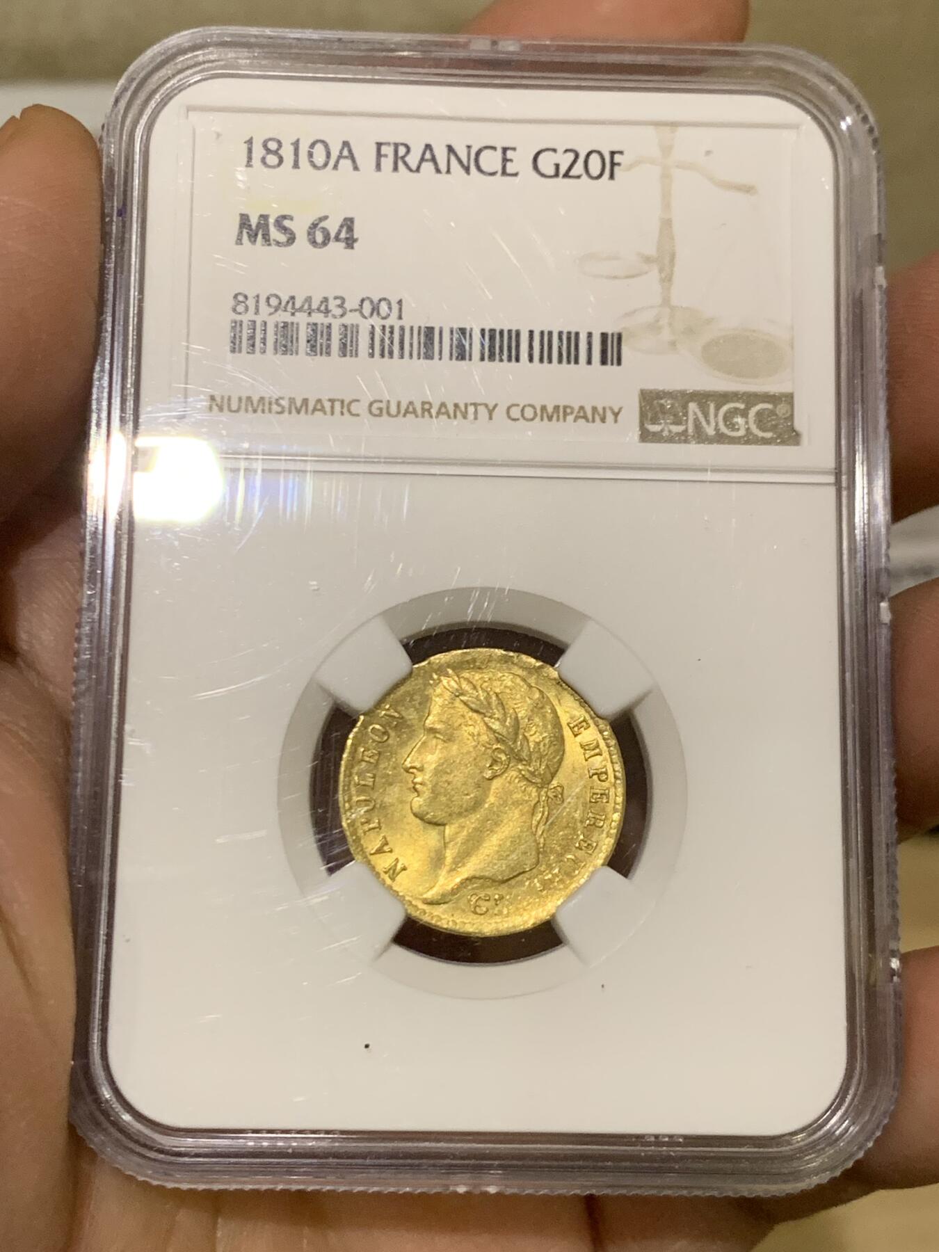 《竞宝斋》第466场 周日，周一 2场连拍 （全场包邮）欢迎送拍 NGC MS64 法国1810年拿破仑一世20法郎金币，900金，6.45克，精品收藏级，拿皇金币作为流通金币好品难得，1810为较少的发行年份，达到这个状态的更是佼佼者，一直是国内外的热门品种且持续上涨。正反面图案清晰，压力足，实物金光灿灿，满转光，一级品相，收藏观赏性很好。