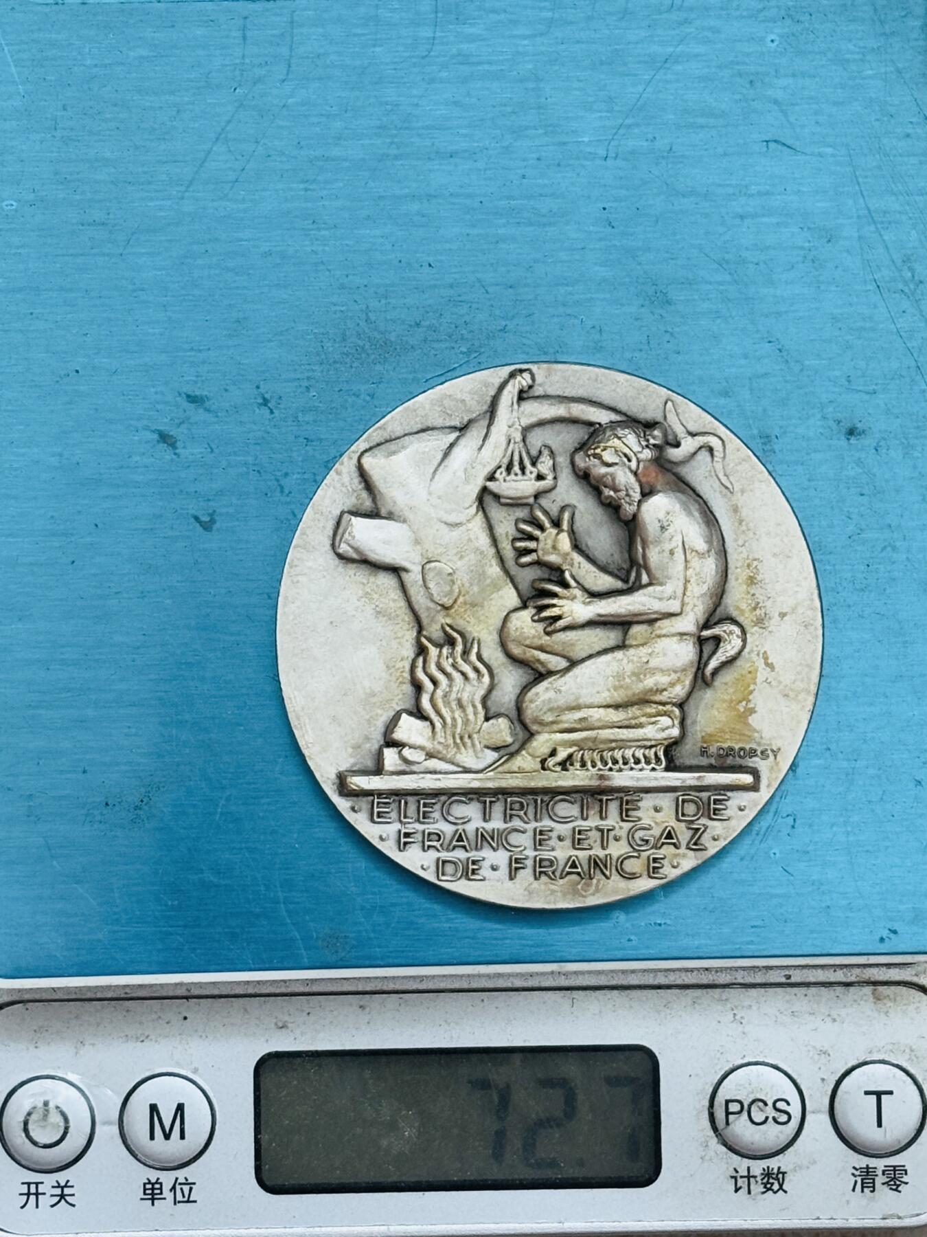 文馨钱币收藏第 295 场，（元宵场）各种银币散币纪念章，长期接代拍业务 法国电力燃气公司大型纪念章，正面是神话人物普罗米修斯跪地献火场景，背面是高压输电塔与电网架构，由比利时著名雕刻师亨利德罗普西雕刻签名，细节看图