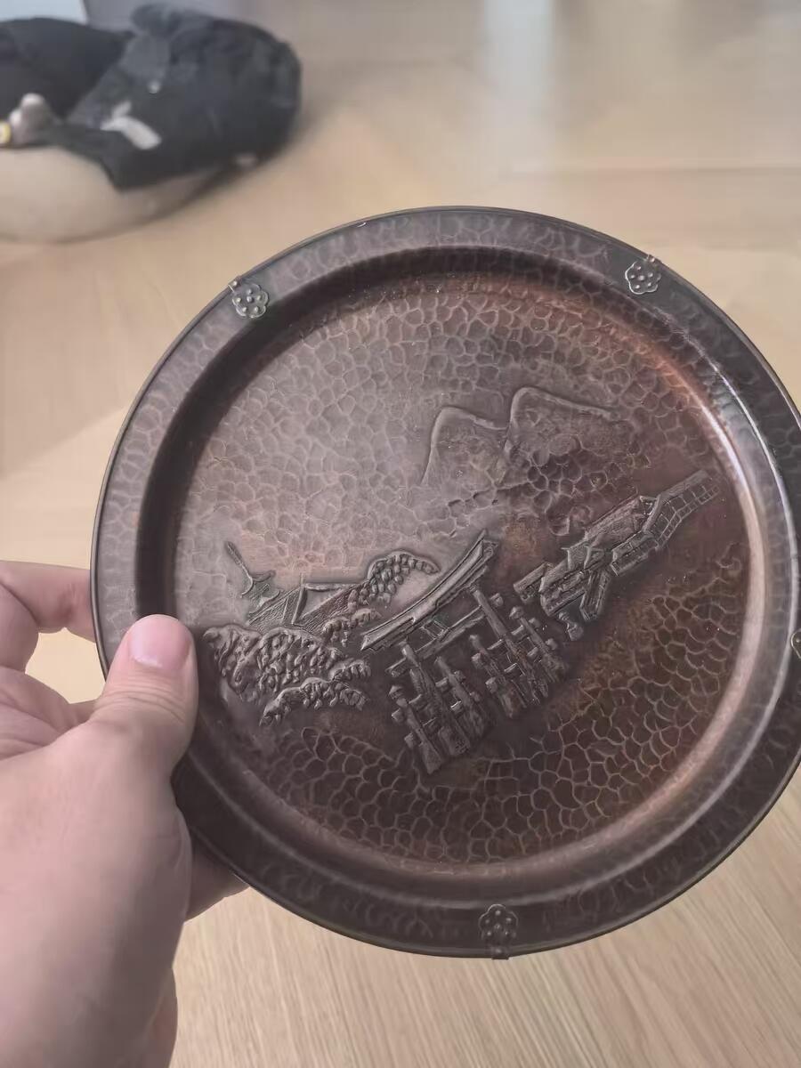 欧洲铜章和回流杂项第一场 日本回流 久芳堂铜虫赏盘 直径约20cm左右，带原木盒 纯手工锤目纹，鲤鱼跃龙门浮雕