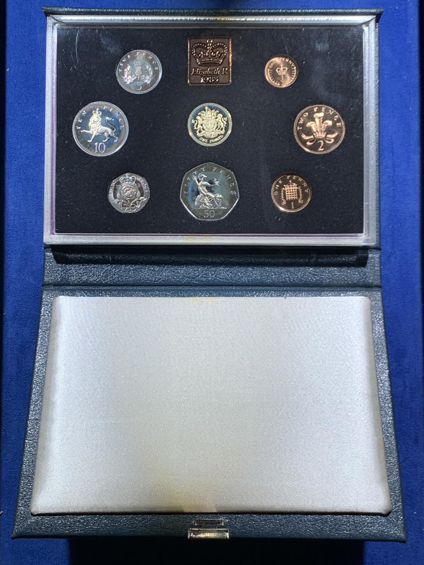 《竞宝斋》第466场 周日，周一 2场连拍 （全场包邮）欢迎送拍 英国1983年精制套币，带1枚1英镑不列颠盾徽精制纪念币，8枚币，盒证齐全，品相精美，高档盒装