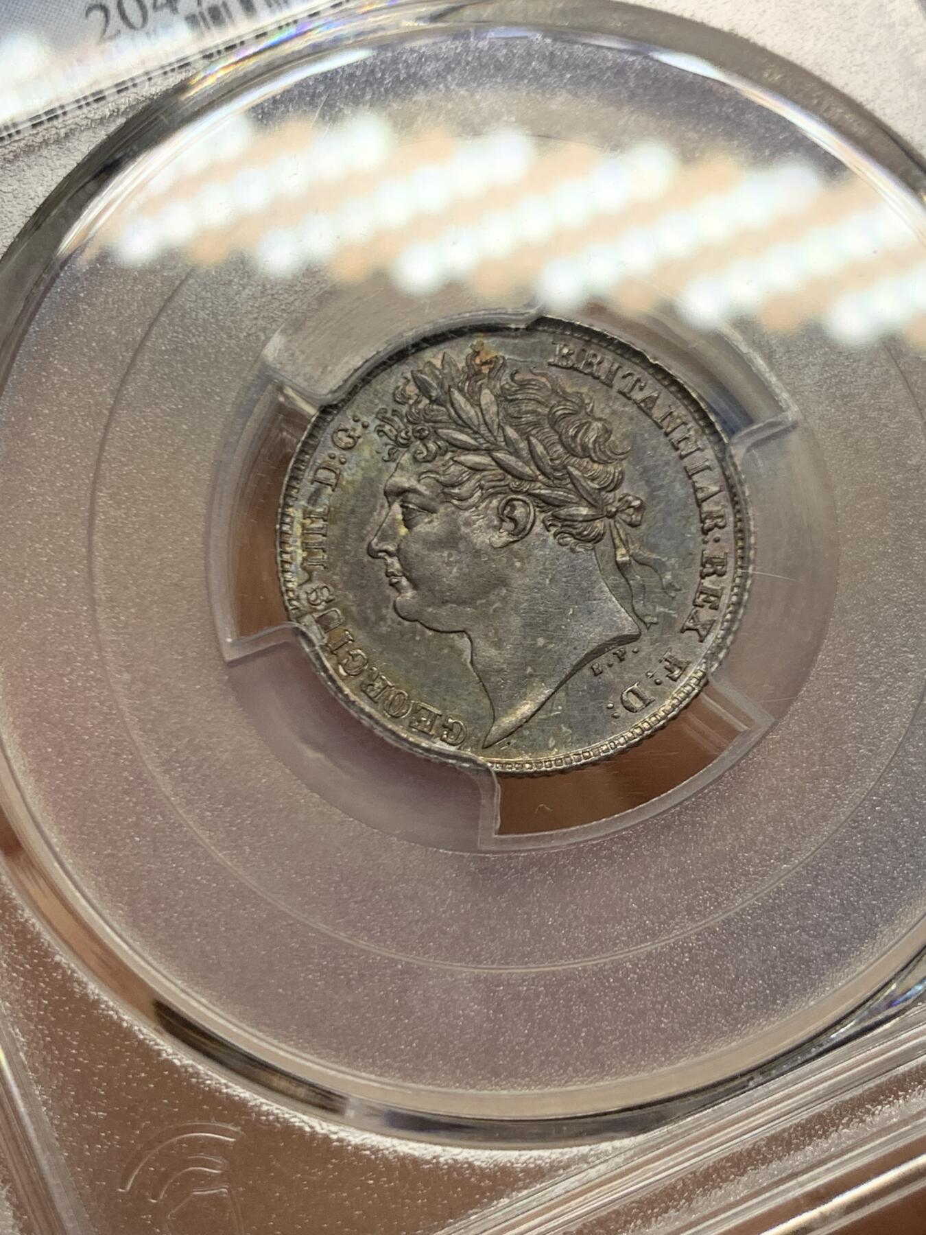 《竞宝斋》第466场 周日，周一 2场连拍 （全场包邮）欢迎送拍 PCGS MS63 英国1824年乔治四世6便士银币  较少见的盾徽版本 五彩欧洲包浆 实物很美