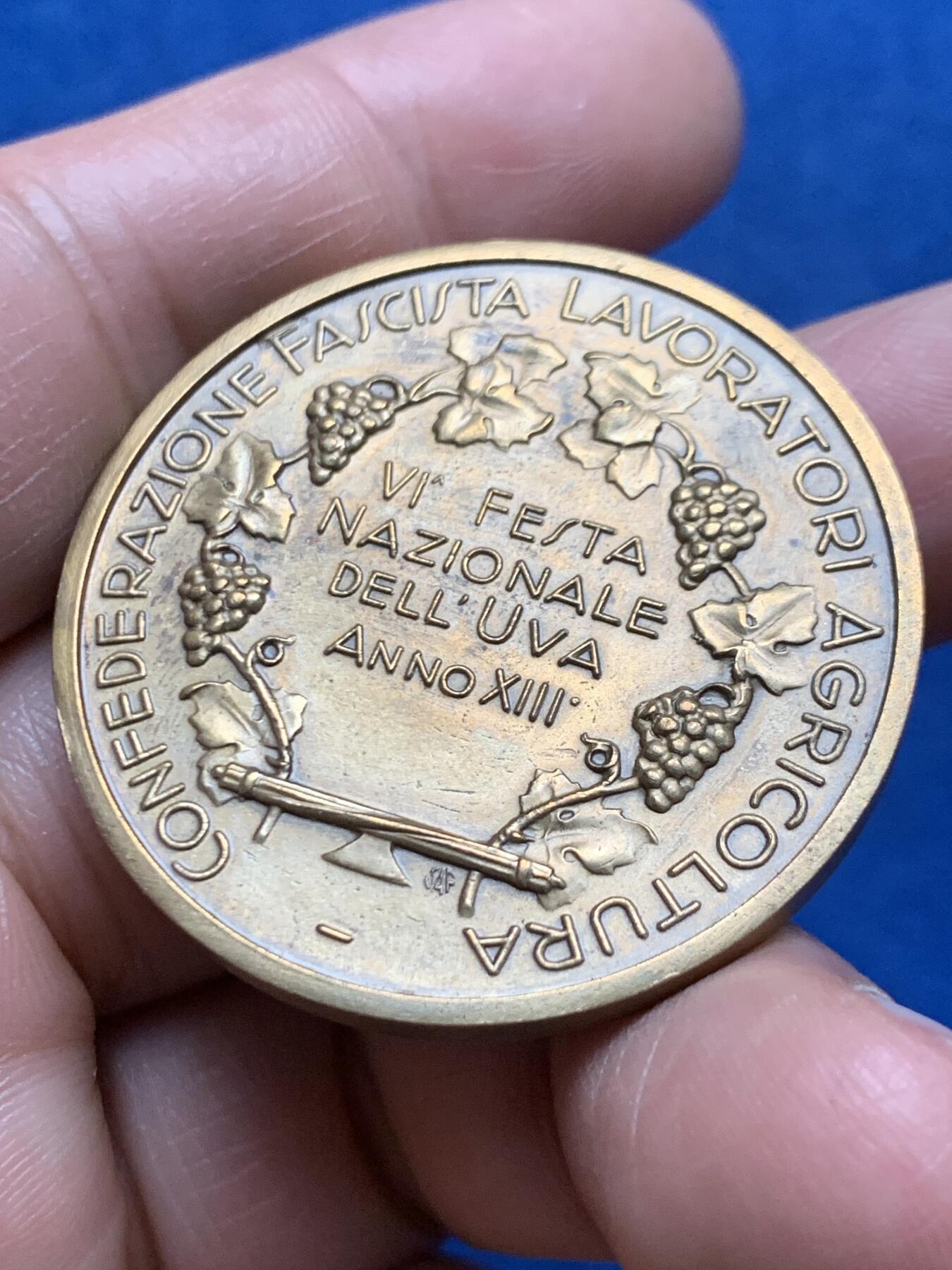 《竞宝斋》第466场 周日，周一 2场连拍 （全场包邮）欢迎送拍 1928年意大利墨索里尼第六届全国葡萄节铜章，36克，39.6mm，带原盒，人物超高浮雕非常挺拔漂亮。意大利全国葡萄节是法西斯政权将农业生产与民族主义宣传结合的重要活动。