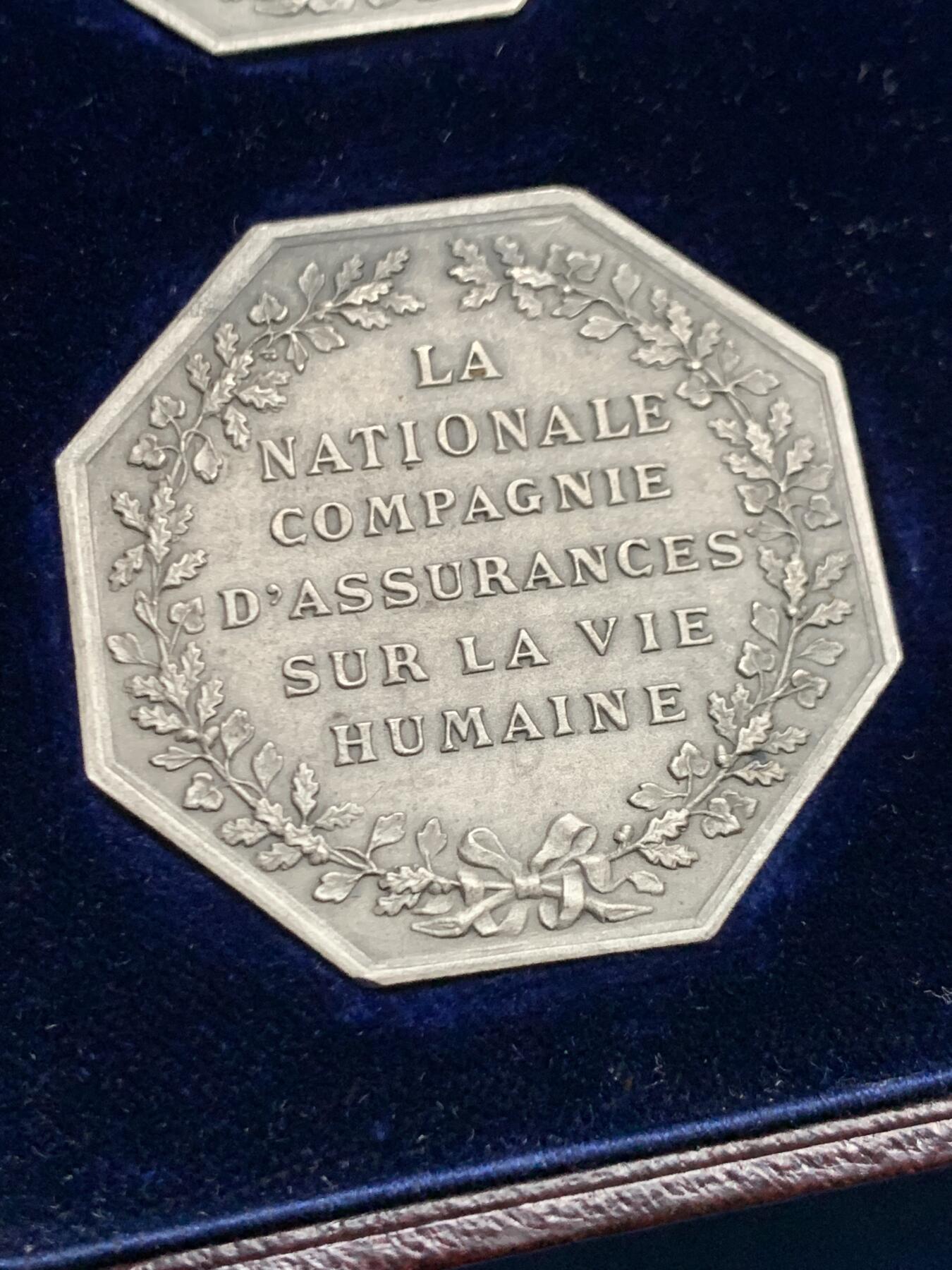 《竞宝斋》第466场 周日，周一 2场连拍 （全场包邮）欢迎送拍 法国人寿保险公司银质八角代币 4枚装 皮盒套装 出厂品相 皇家保险银质奖章 正面中央铭文