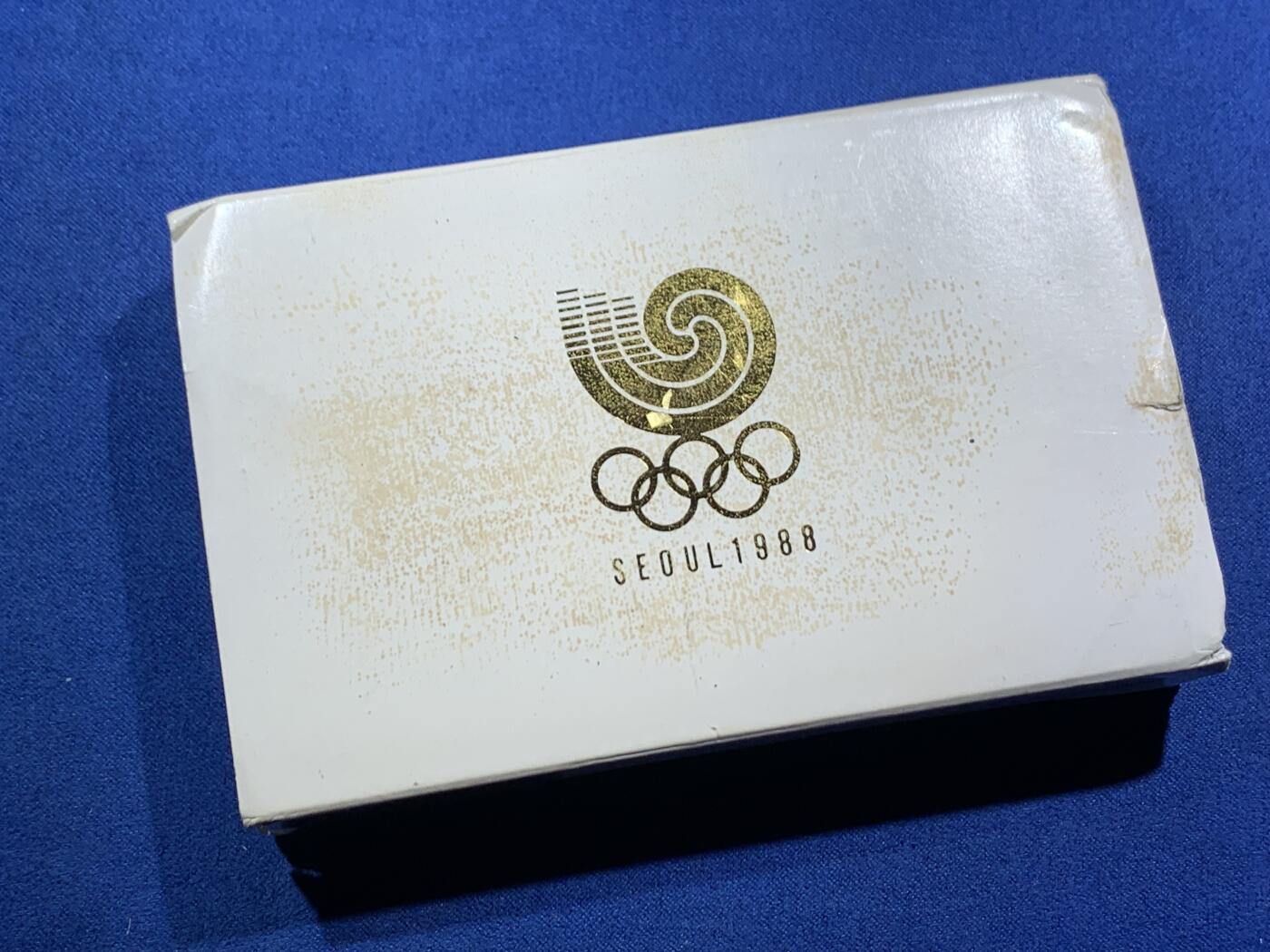 《竞宝斋》第466场 周日，周一 2场连拍 （全场包邮）欢迎送拍 韩国1988年1万元和5千元精制银币套 汉城奥运会-马术和跆拳道 33.62和16.81克 925银 盒证全