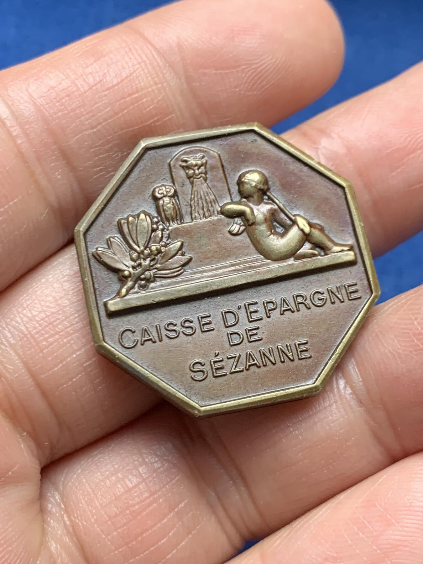 《竞宝斋》第466场 周日，周一 2场连拍 （全场包邮）欢迎送拍 法国塞扎娜储蓄银行八角铜质代币，13.6g，30mm，丰饶角边铭