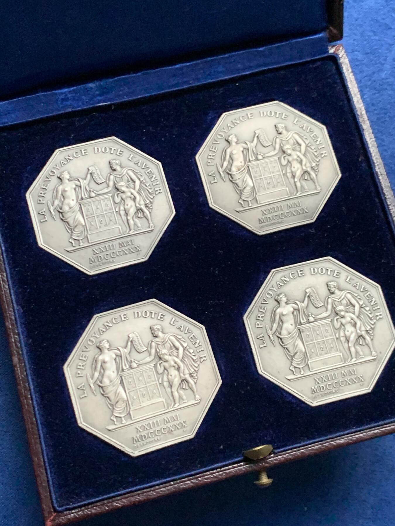 《竞宝斋》第466场 周日，周一 2场连拍 （全场包邮）欢迎送拍 法国人寿保险公司银质八角代币 4枚装 皮盒套装 出厂品相 皇家保险银质奖章 正面中央铭文