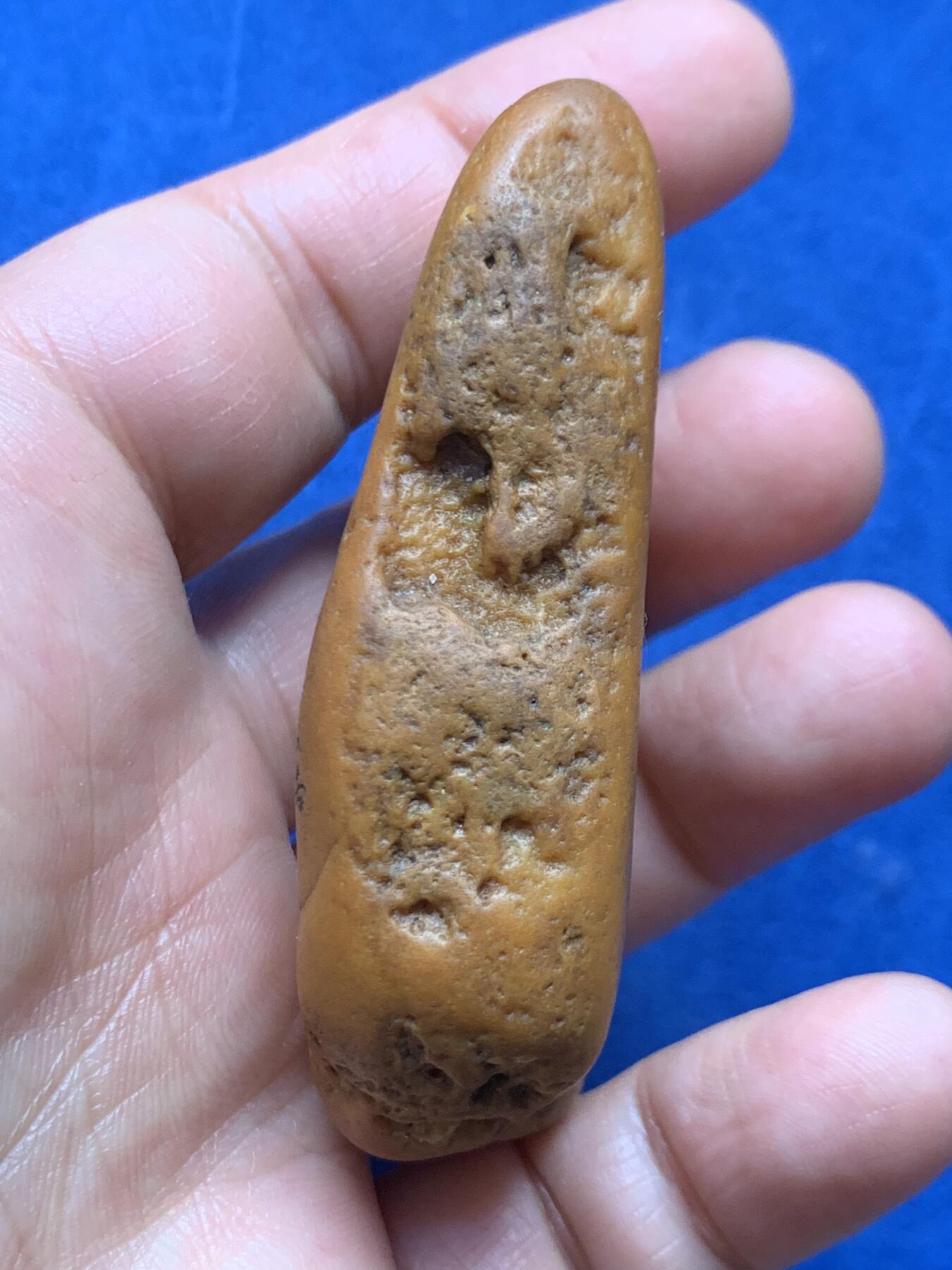 《竞宝斋》第466场 周日，周一 2场连拍 （全场包邮）欢迎送拍 黄蜡石石雕·观音 手把件，背面心经，重79.7克，皮壳糙手，适合手搓