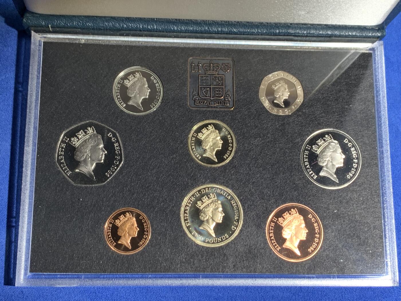 《竞宝斋》第466场 周日，周一 2场连拍 （全场包邮）欢迎送拍 英国1986年精制套币，1枚2英镑爱丁堡运动会精制纪念币，1枚1英镑北爱尔兰亚麻精制纪念币，8枚币，盒证齐全，品相精美，高档盒装