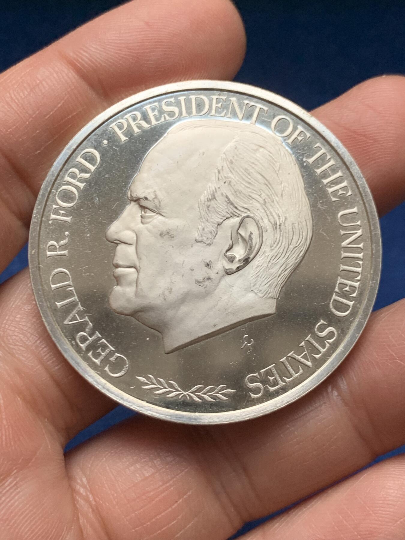 《竞宝斋》第466场 周日，周一 2场连拍 （全场包邮）欢迎送拍 美国1974年总统福特访问日本大银章 32.7g 44.1mm